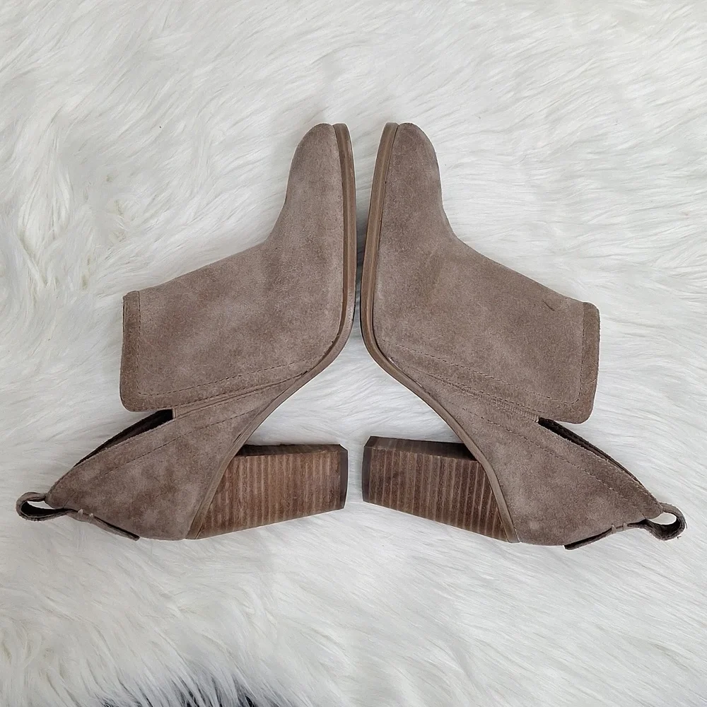 VINCE CAMUTO Francia Taupe Suede Leather Stacked Block Heel Bootie